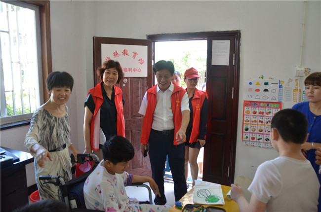 城投集團開展“傳承紅色基因，敬老愛幼先行” 現(xiàn)場獻愛心活動