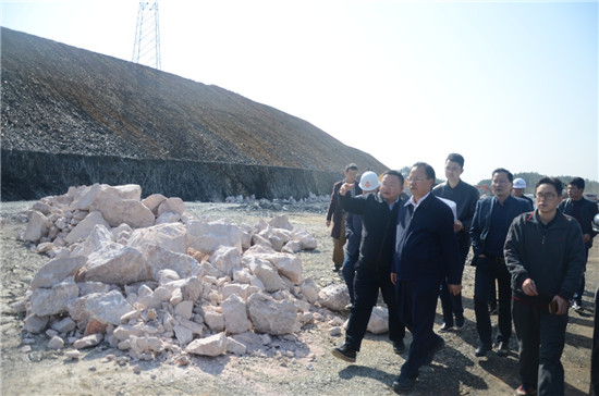 關注路網建設 推進項目進度——常務副市長黃金龍施工現(xiàn)場調研