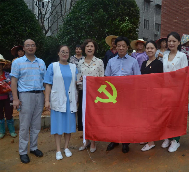炎炎夏日送清涼，點滴關(guān)懷暖人心——城投集團各黨支部開展“送清涼”慰問一線員工活動