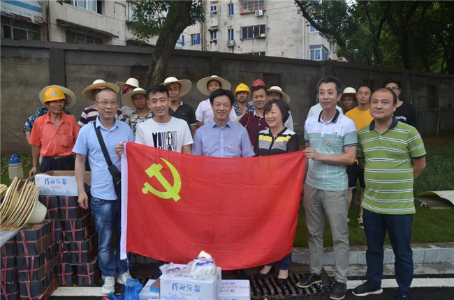 炎炎夏日送清涼，點滴關(guān)懷暖人心——城投集團各黨支部開展“送清涼”慰問一線員工活動