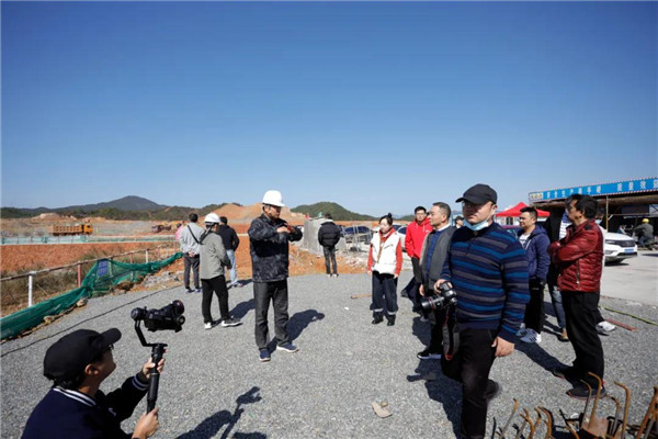 記者節(jié)：媒體聚焦昌南新區(qū)、城投集團重點項目建設工地