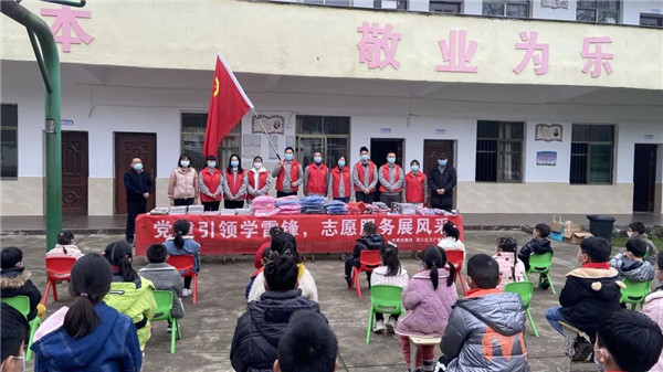 市城投集團(tuán)開展“黨建引領(lǐng)學(xué)雷鋒，志愿服務(wù)展風(fēng)采”送溫暖活動