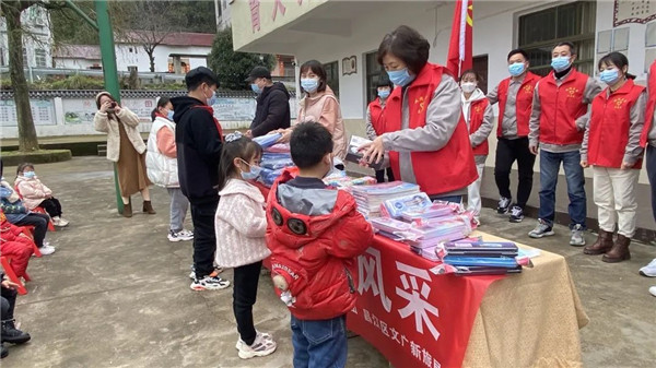市城投集團(tuán)開展“黨建引領(lǐng)學(xué)雷鋒，志愿服務(wù)展風(fēng)采”送溫暖活動